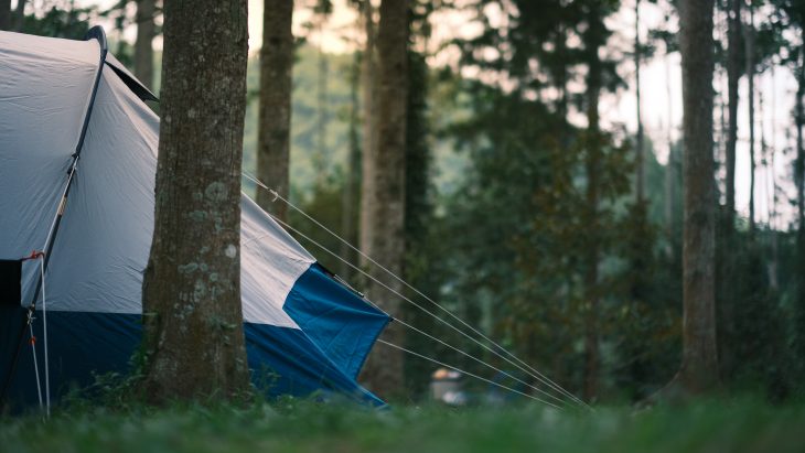 Os Benefícios da Lona para Camping - Lonas Online